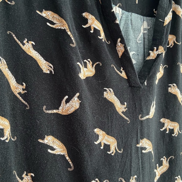 Leopard size M/L. v- neck tunic top - Picture 3 of 5